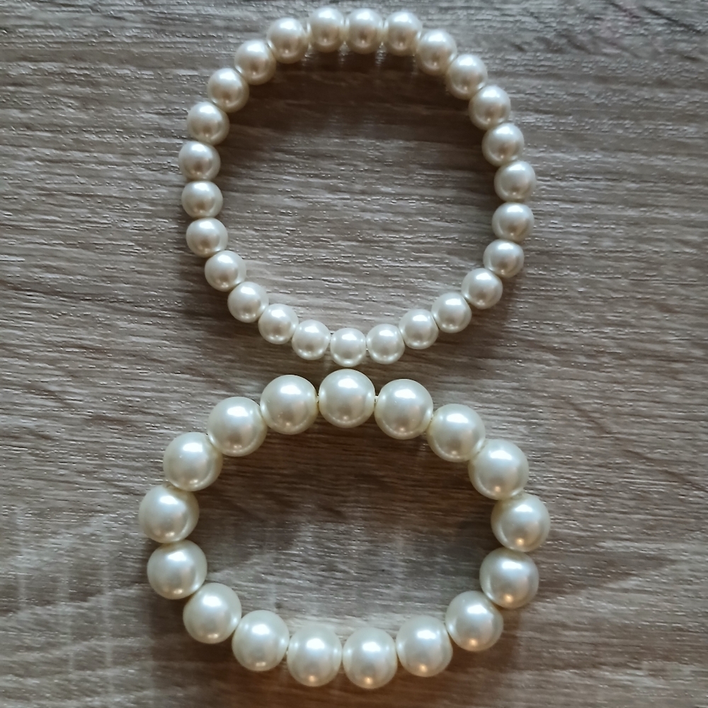 Accessorie pearl costume jewelry bracelets.
